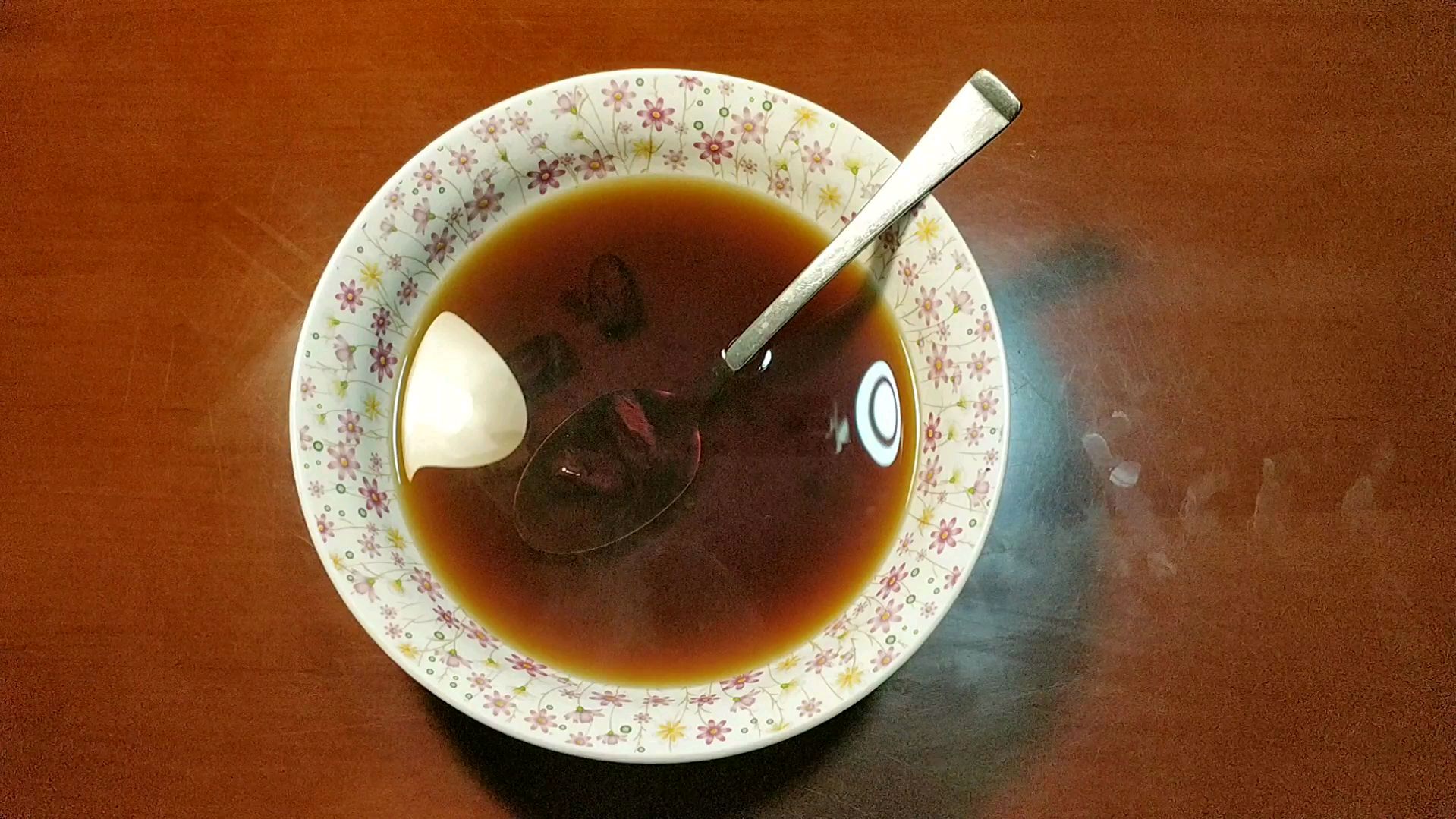 姜枣茶具有温中散寒、止呕、回阳通脉、补血正气、燥湿消炎的功效。 略感风寒的我,早上起来喝一