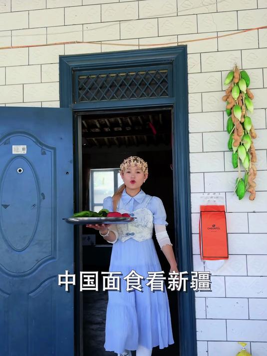 做新疆小姨子喜欢吃的西辣蛋拌面,用柴火灶做出来的饭就是香!