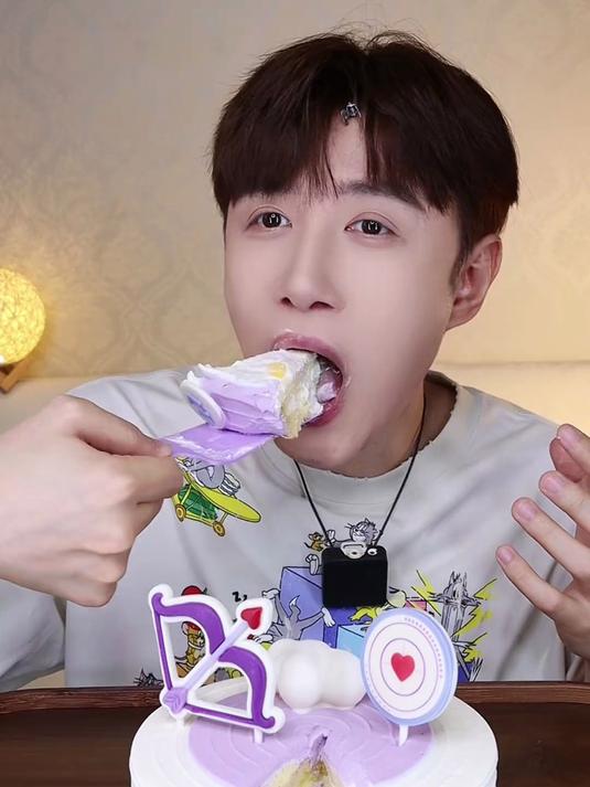 今天是谁的生日来许愿吧！今天来吃鲜奶蛋糕啦～