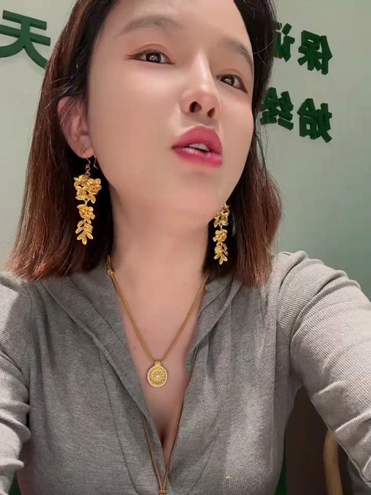 昨天员工买的蛋糕,有两个去领证了