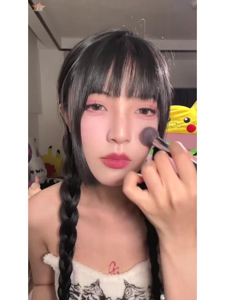 立马给自己安排个兔子头套拍头像吧～