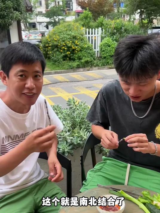 东北小伙带福建小老弟吃东北蘸酱菜