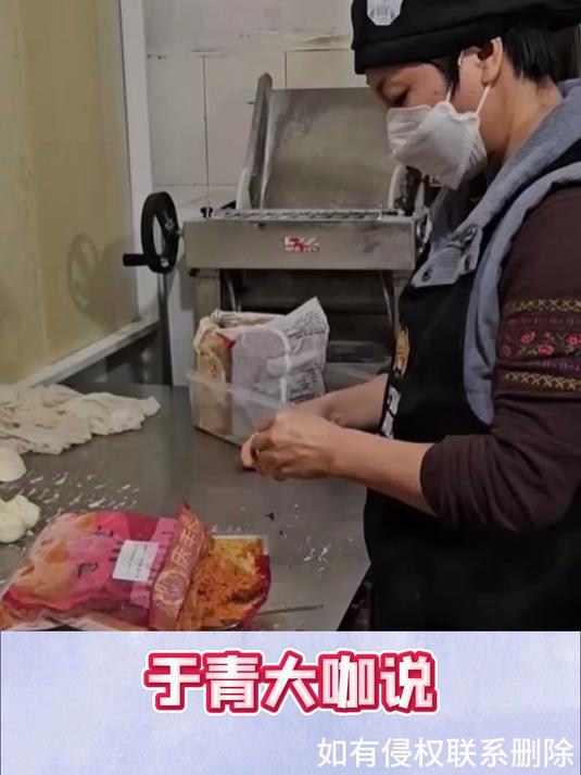 包子馅都是预制的,男子拍视频吐槽学校食堂,大妈:自己做不出来