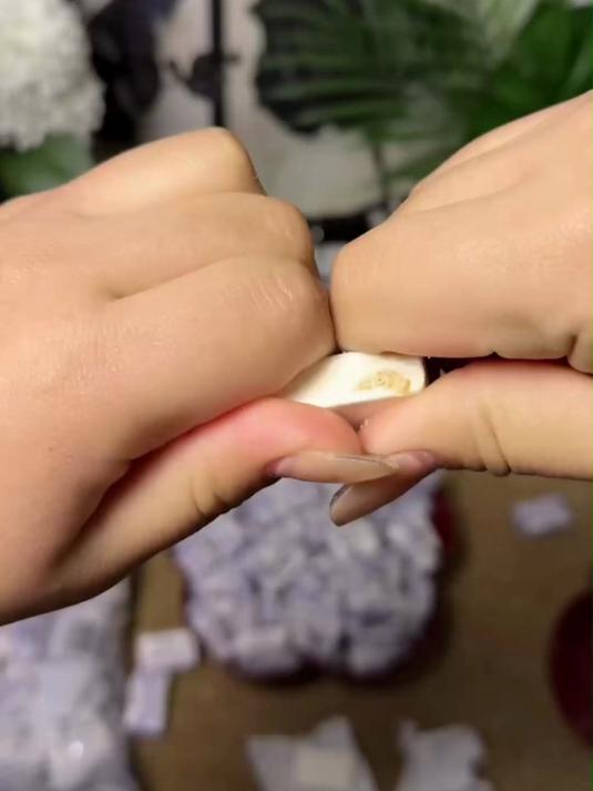 手工牛轧糖嚼劲足，奶香浓郁果仁多，一口甜到心坎里