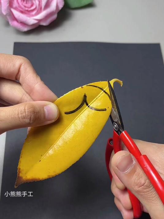 用点点胶粘贴一幅树叶画,简单好看,快带孩子一起来试试!