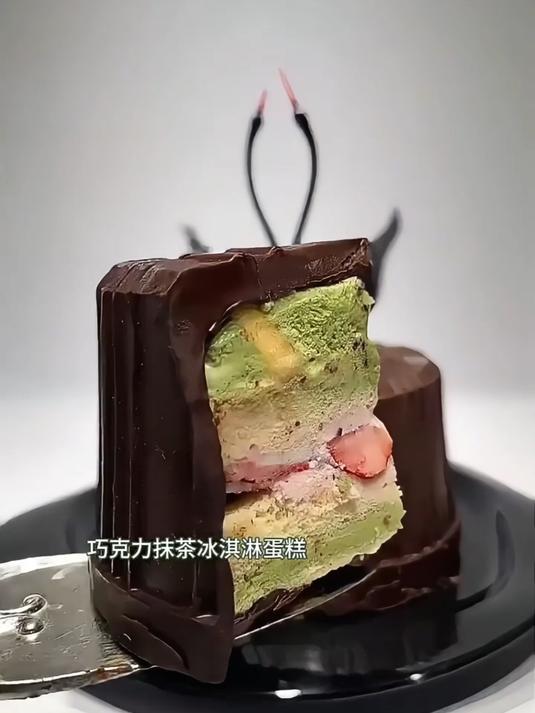 如何把超市买的普通蛋糕胚，做成吃不起的样子