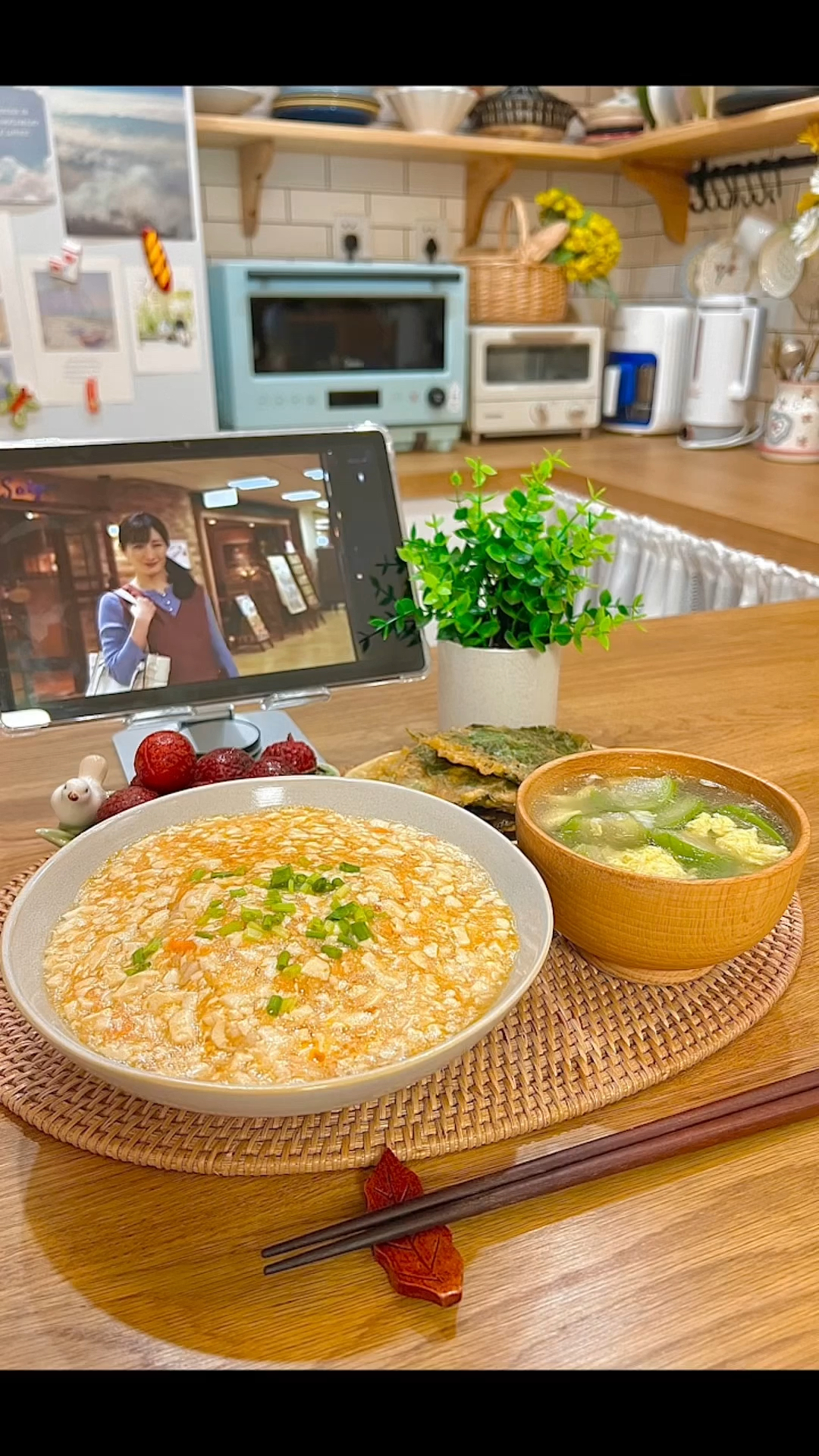 一人食:今天吃咸蛋黄豆腐饭,紫苏叶炸虾滑,丝瓜蛋花汤
