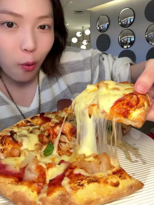 一个人在必胜客炫了3000多菜单点了五六遍