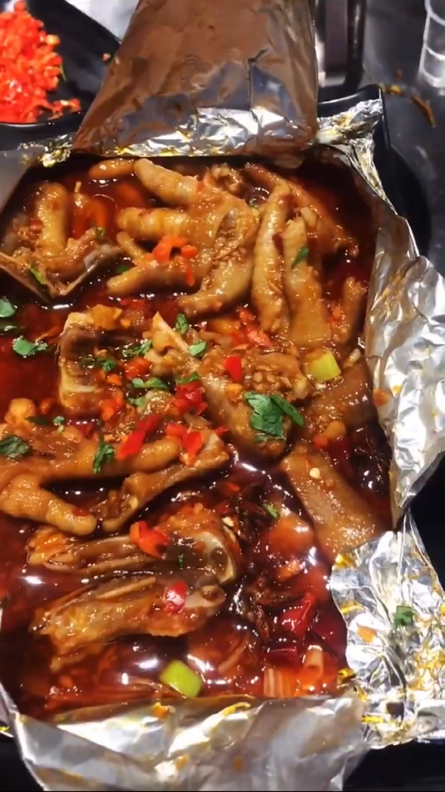 烧烤店锡纸鸡爪配料比例,10种配料比例精确到克,无论商业家常都可以做出这种效果。