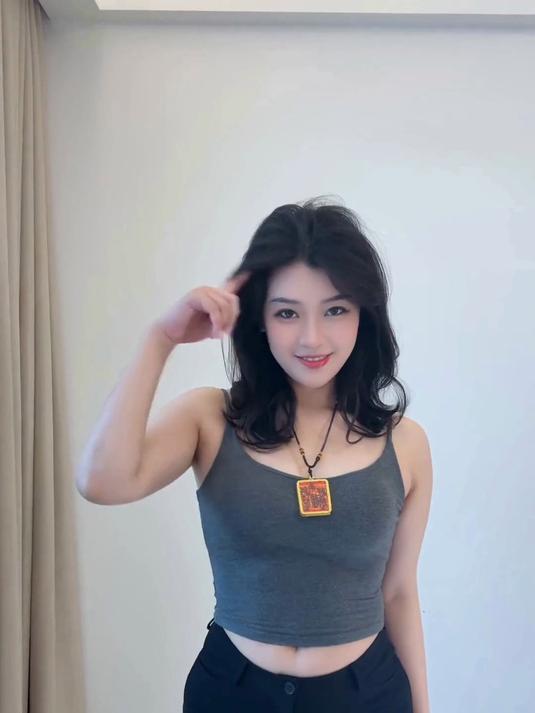 被舒服蕾的贵气感杀疯了！肉感身材+女王气场的完美融合