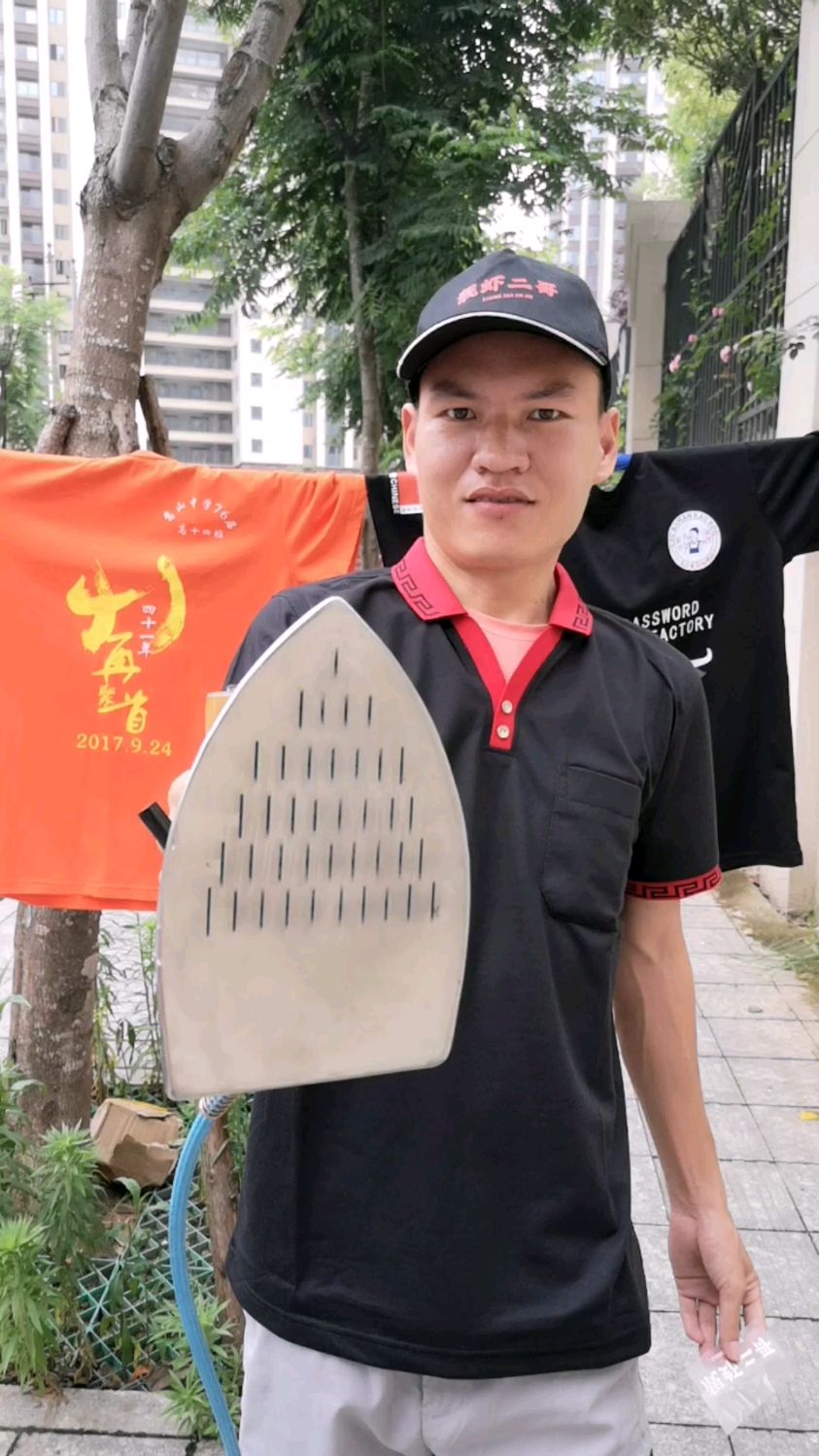 工作服定制,免费印Logo,这印字手法有点夸张