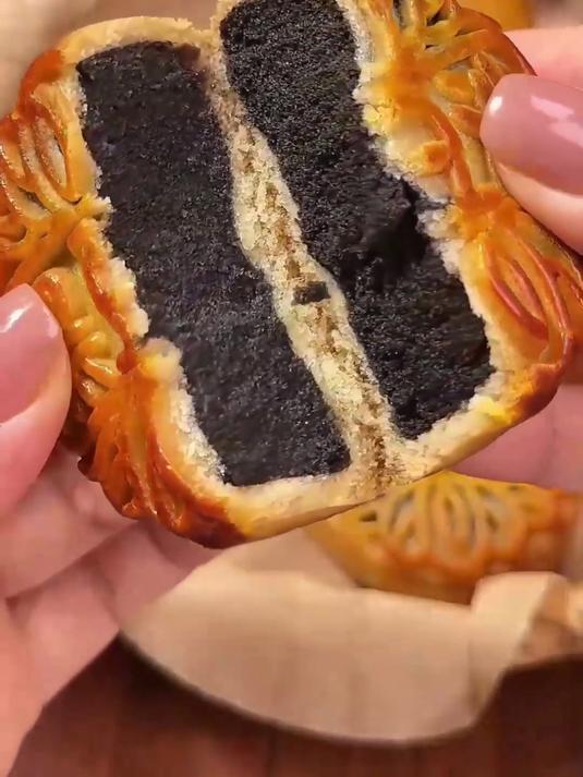 家常吃的黑豆沙月饼,味道地道,口感不错