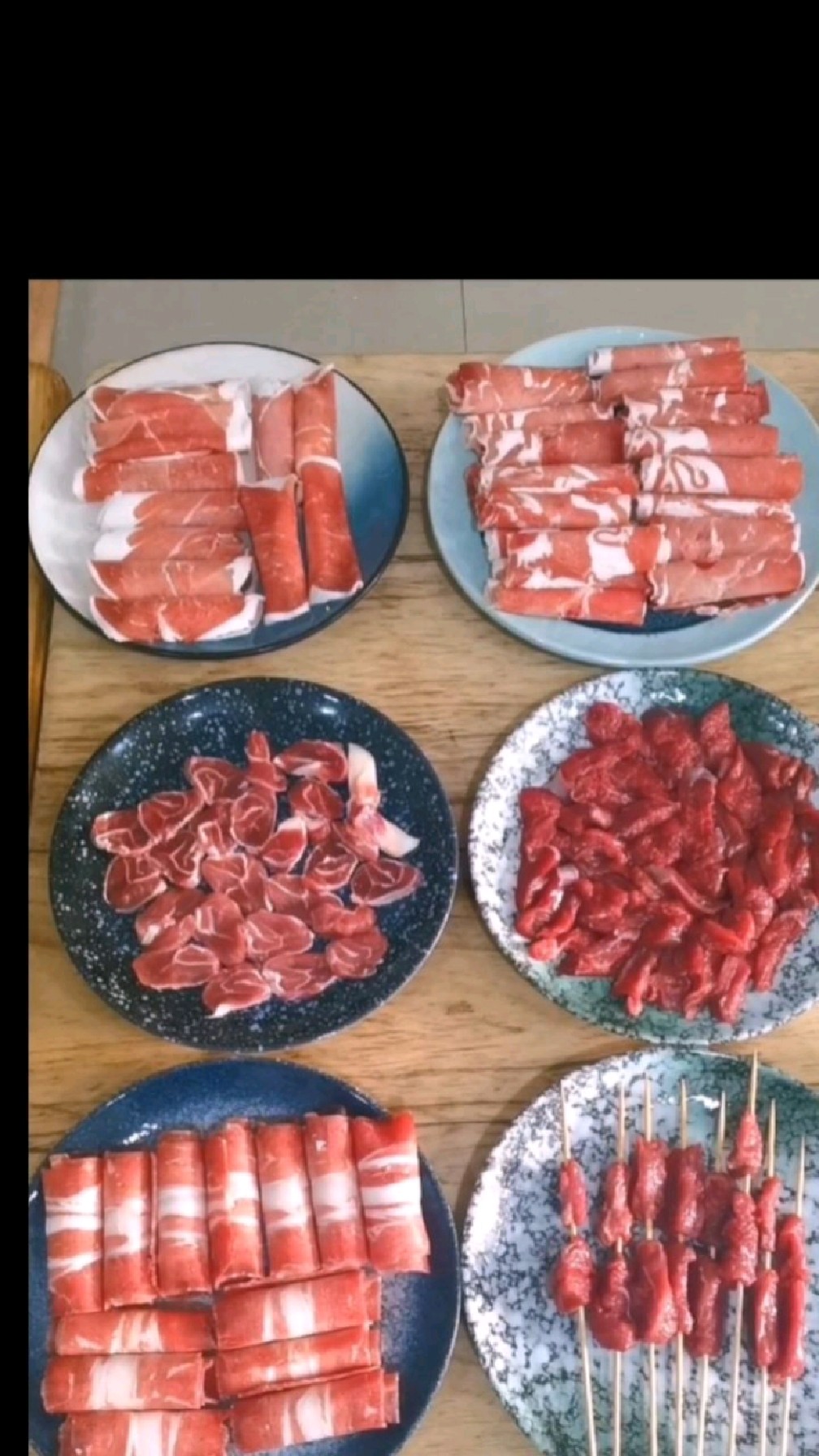 美味涮羊肉,好吃看得见。精选锡盟6-8月龄羔羊肉精制而成,肉质鲜嫩醇香,肉香味十足,