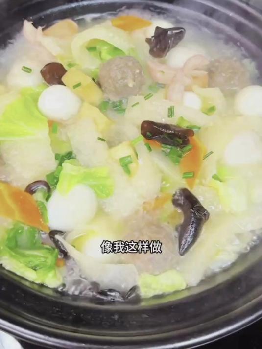 天气冷了，来一碗三鲜肉皮汤吧！鲜的很#三鲜汤 #肉皮 #皮肚面