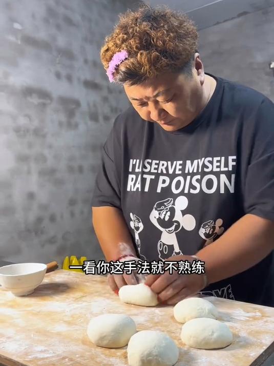 娘俩在家蒸几个馒头,炖了一大碗羊肉炖土豆胡萝卜可真香