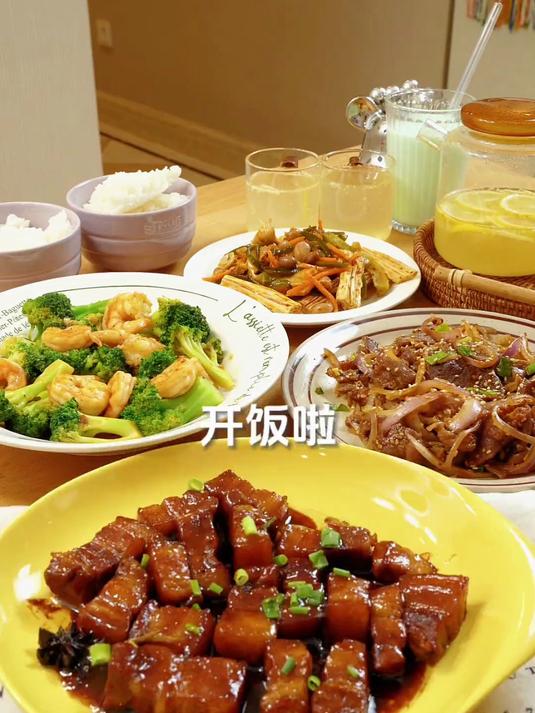 一家三口的晚餐红烧肉·洋葱炒牛肉·姜柠茶