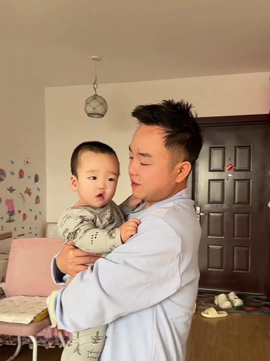 从湖南二千多公里带两只土鸡一公一母，来东北给沐沐吃的，晚上让我一个人睡都不理我