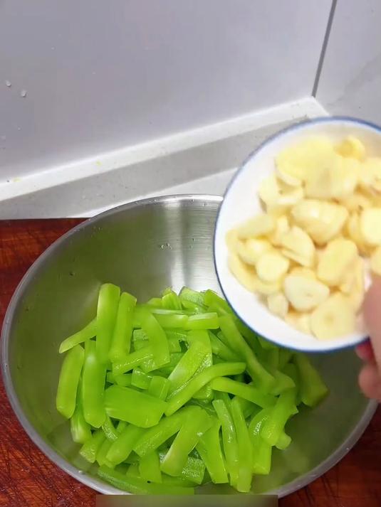 别等火上来！凉拌莴笋的清，刚好把换季的燥火压下去！