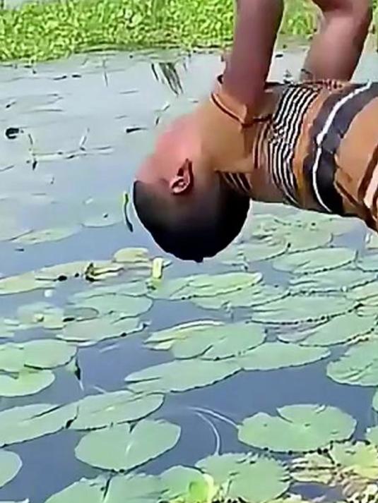 小小年纪本领高！小孩哥后空翻扎水摸鱼，两次出水都带着惊喜