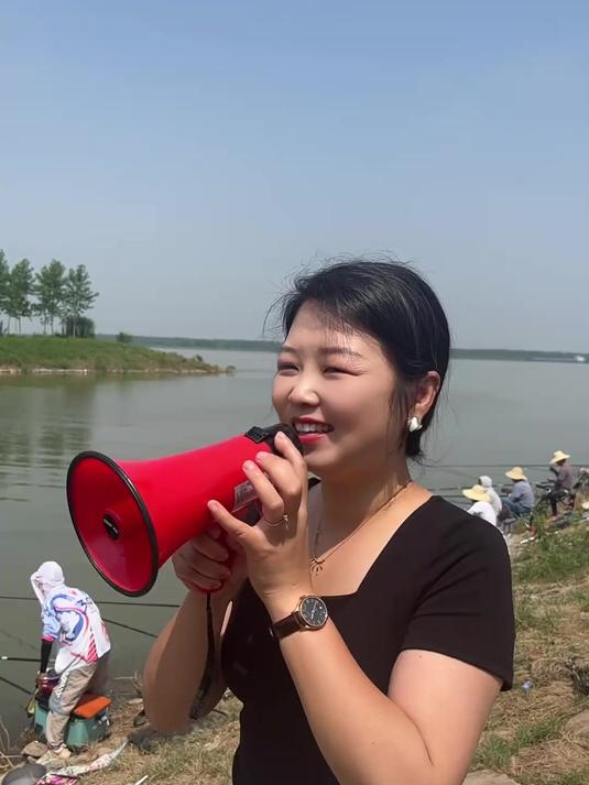 今天用盒饭换了好多鱼呀,明天有菜单了!