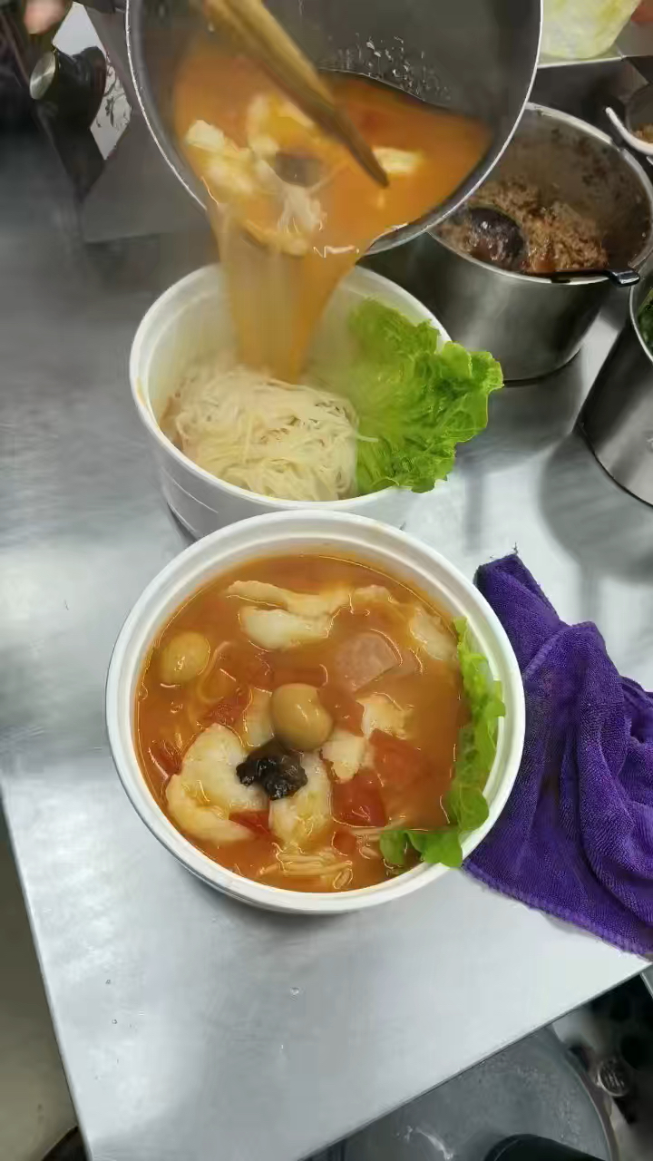 冬日暖阳,这是别人做的番茄鱼米线,好好吃的样子哦!我就做了个搬运工,分享分享哈