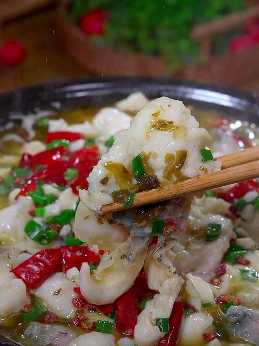 天气越来越热，自己在家做酸菜鱼也很简单