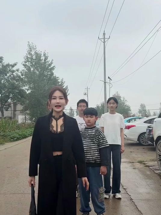 别问为啥往农村跑!大席上小孩抢菜的热闹,比综艺真实100倍