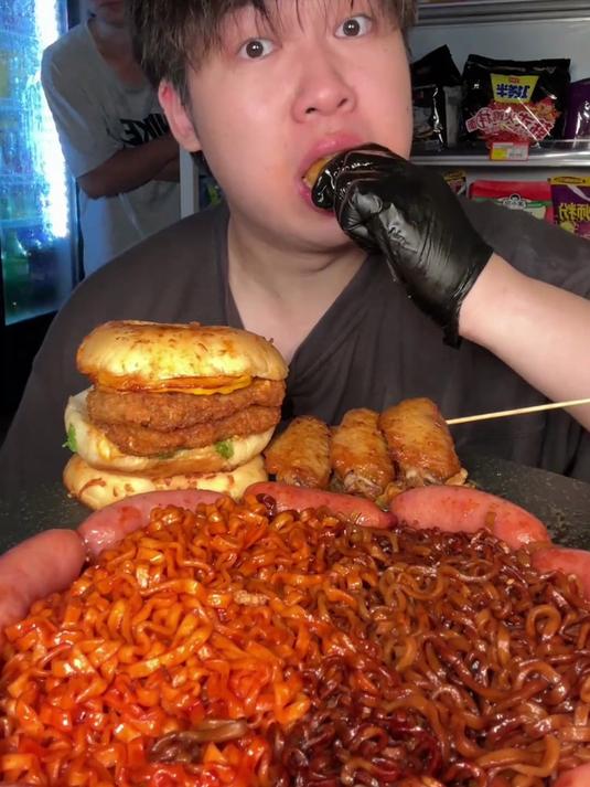 手里的炸鸡，比老板画的饼实在多了