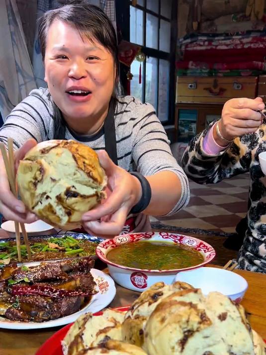 红糖大枣开花馒头和红烧排骨还有芹菜炒粉条，农家饭菜就是香