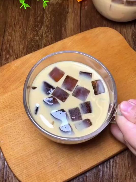 超级简单又好喝的自制奶茶果冻杯 美食趣胃计划