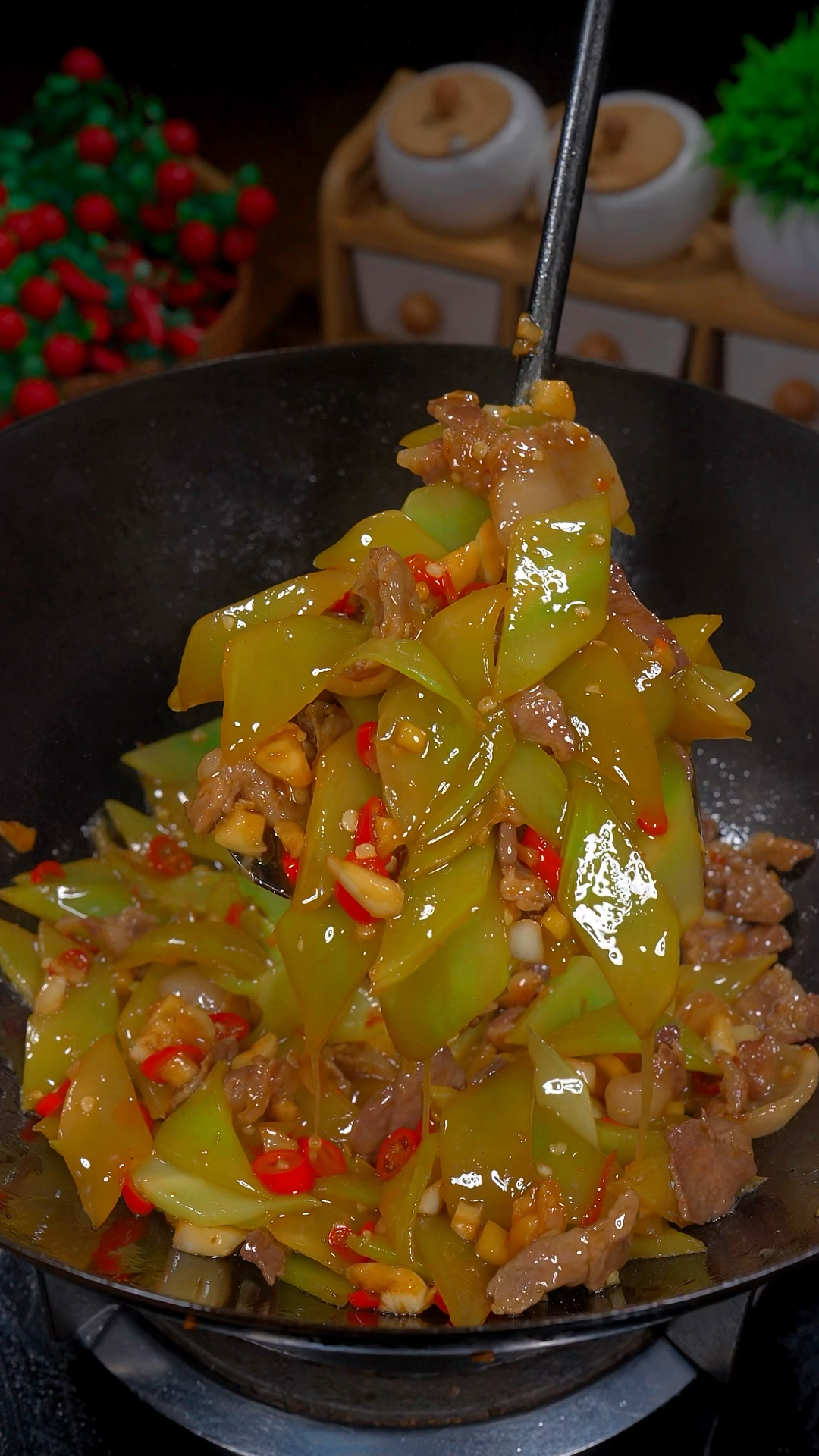 晚上不知道吃什么的时候 可以试试这个莴笋炒肉 好吃又下饭#莴笋炒肉#家常菜#美食教程