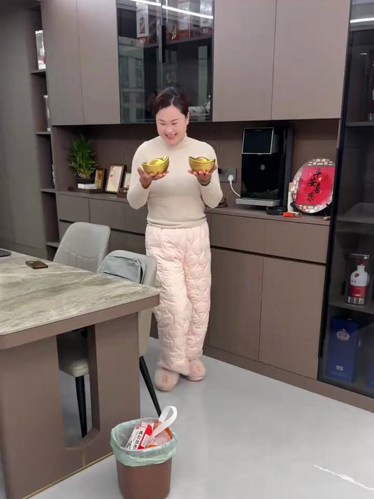 这个造型的德芙巧克力真是太有创意了，不知道的还以为是真的呢