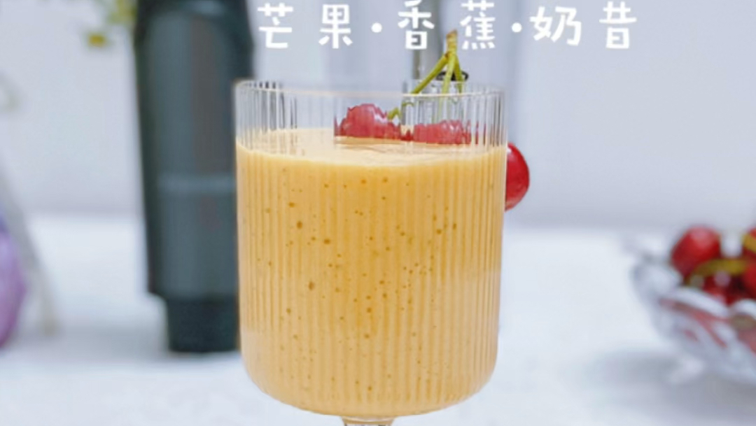 香蕉芒果奶昔????夏日早晨的小甜蜜 又到了吃芒果的季节,甜甜的芒果怎么做都好吃,天气渐渐变热,