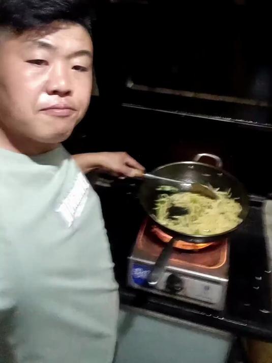家里来客人了,都是媳妇陪客,我做饭,看我做的一桌子菜咋样?#真实生活记录#