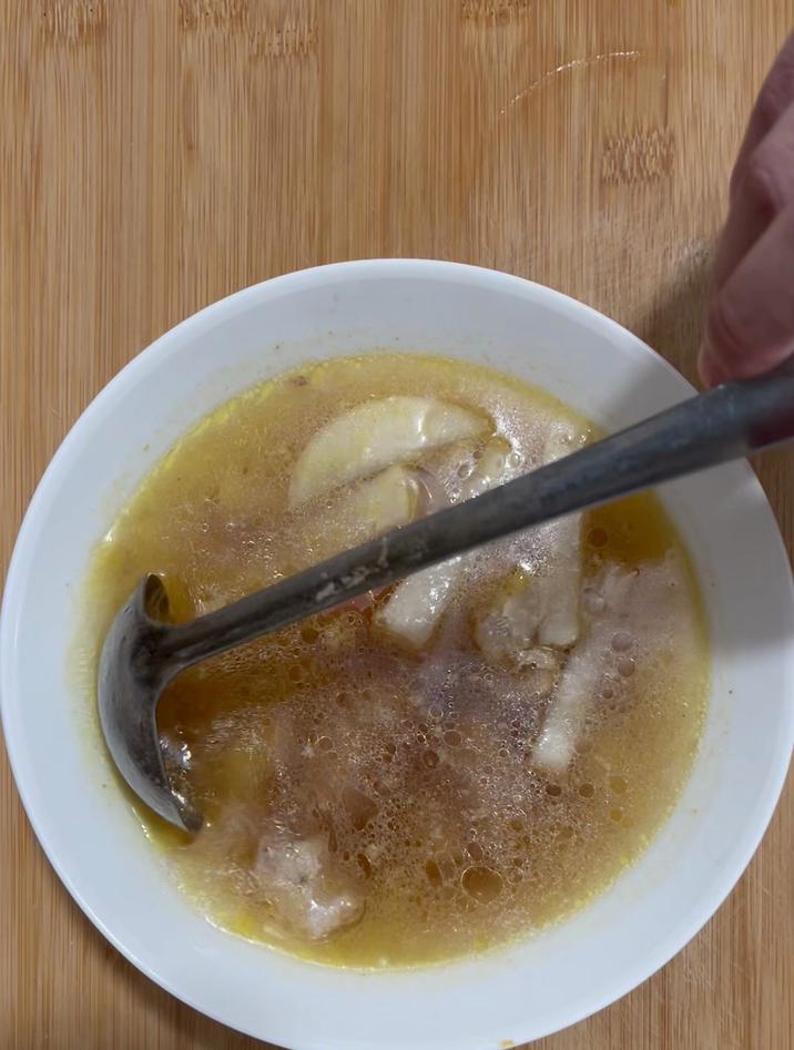 老鸭汤放什么食材一起炖好吃又营养,放萝卜就行了