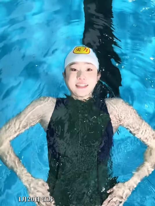 女子躺在泳池里拍视频，居然还能在水里跳舞，网友：为啥不沉底呢