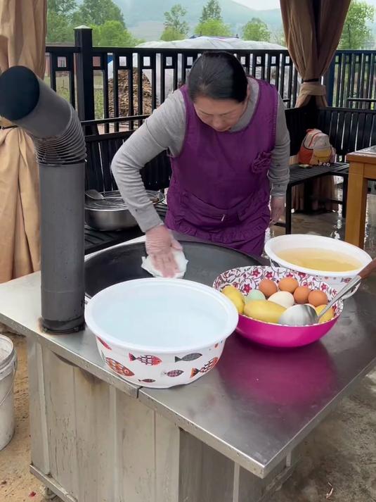 小时候的吃法大碴粥煮土豆鸡蛋鹅蛋