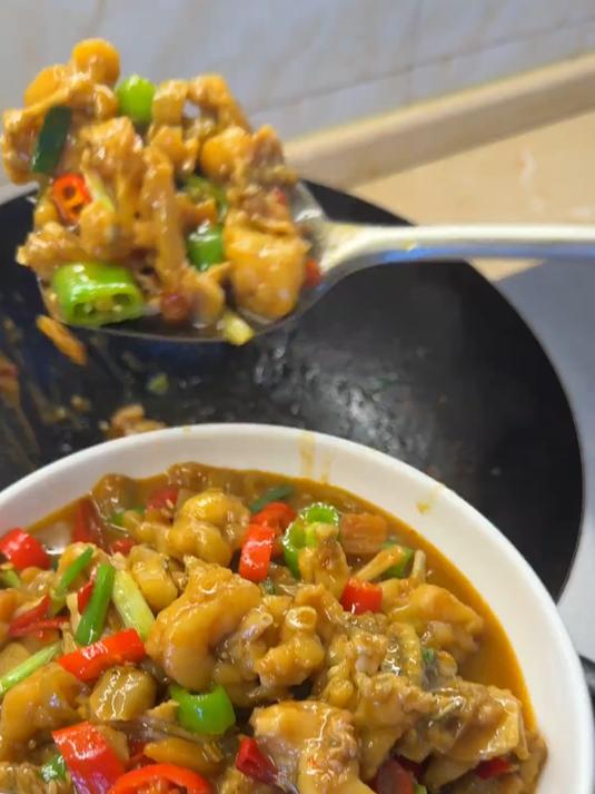 跟着饭店大厨偷偷学的泡椒牛蛙做法,又鲜又嫩,开胃又下饭