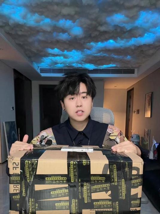 今天咱们开下内蒙古老乡寄来的特产盲盒 美团年度报告