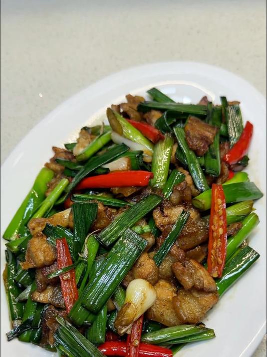 家常小炒  蒜苗炒肉 简单食材加上简单调味，也能轻松做出好味道的家常小炒。