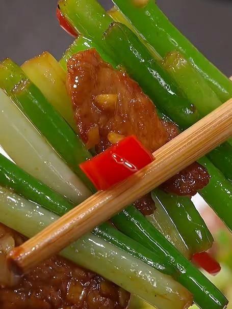 这样炒的蒜苗又香又入味，真的下酒又下饭#春天就吃这一口#