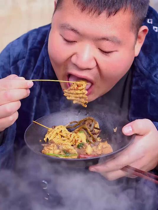 今天简单做个劈柴炖土鸡，排骨，荤素搭配回味无穷