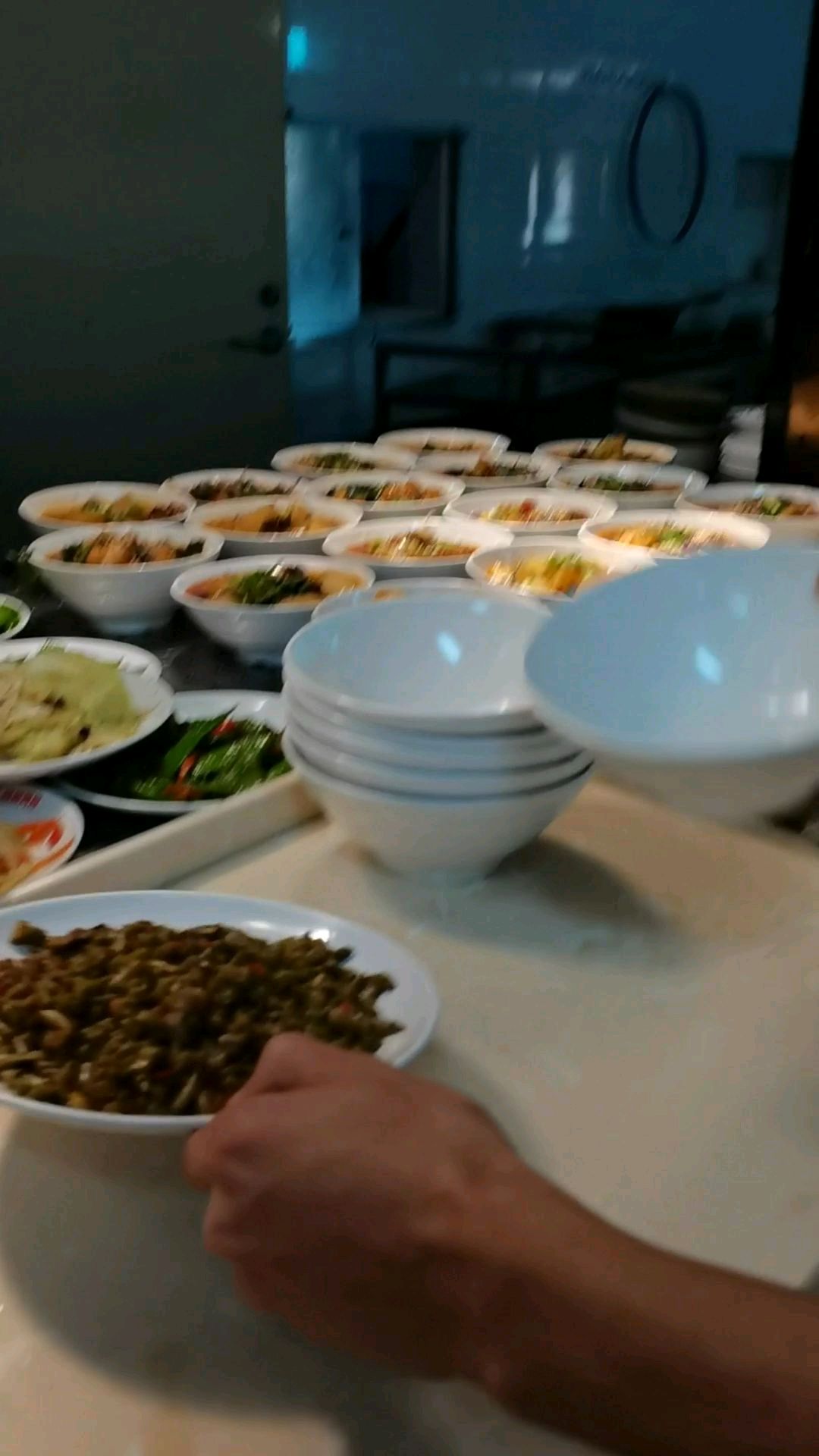 今天带大家看看我们公司食堂饭菜,大家觉得怎么样?