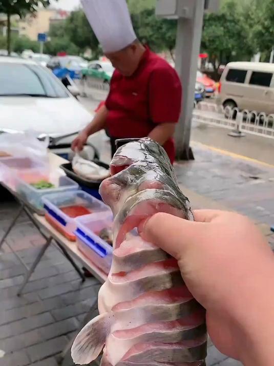 恶搞摆摊卖鱼的厨师长