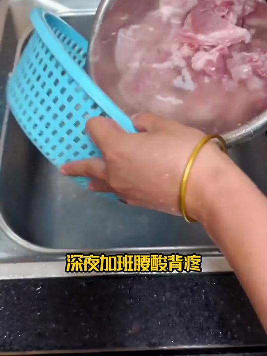 居然靠黑豆猪尾汤,把身子的气血亏补得足足的!