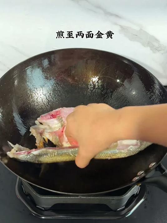 谁懂这一锅鲜虾鲈鱼花甲鲜到跺脚，鲈鱼 鲜虾 花甲鲜上加鲜，汤汁拌饭都能吃两碗饭！美食