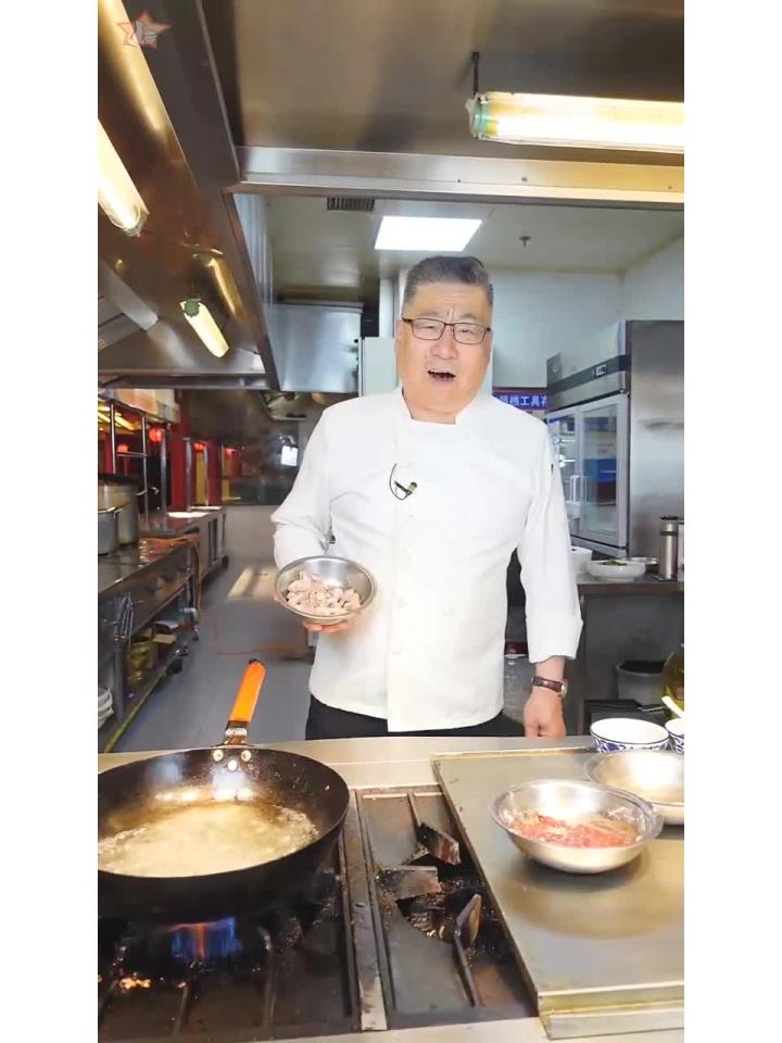 老厨子石万荣边聊边做老北京炒肝