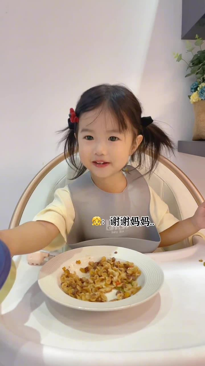 午饭来份番茄牛肉炒面吧,做法简单又好吃,再来一杯南瓜花生银耳羹,这样的生活美滋滋