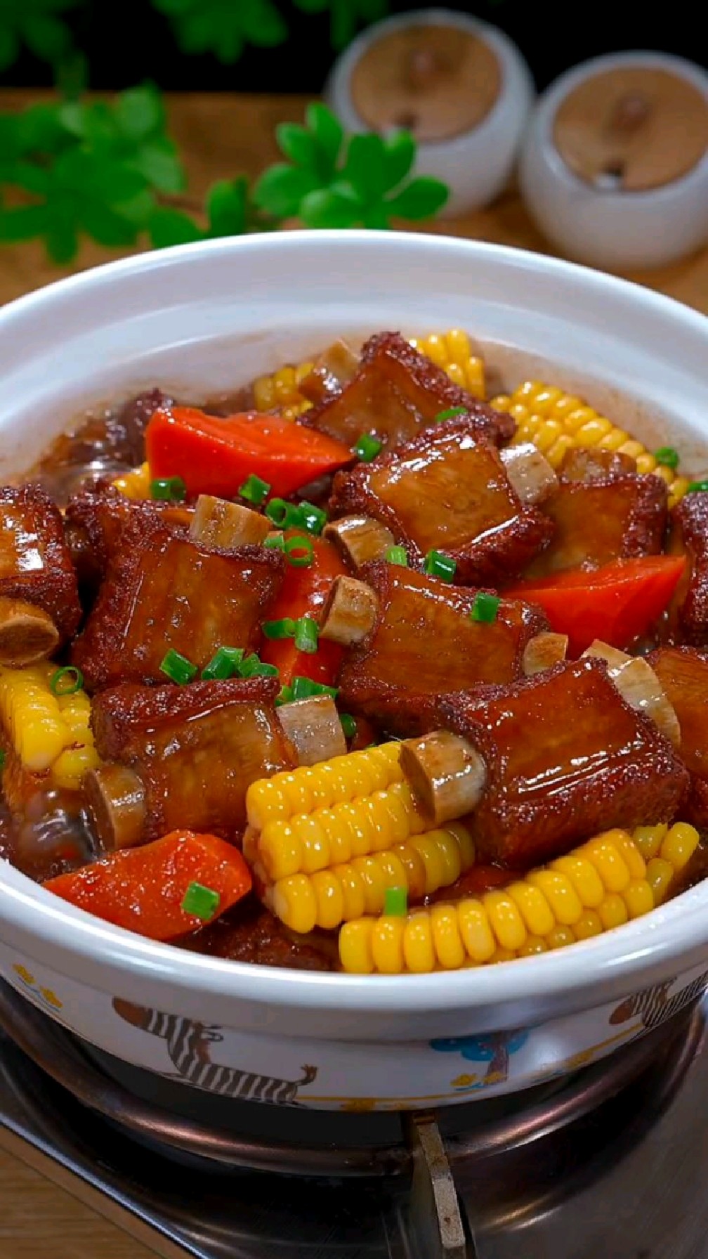 今晚刚买回来的排骨,这样做的红烧排骨软烂入味,有肉有菜,一锅搞定一餐菜营养又丰富