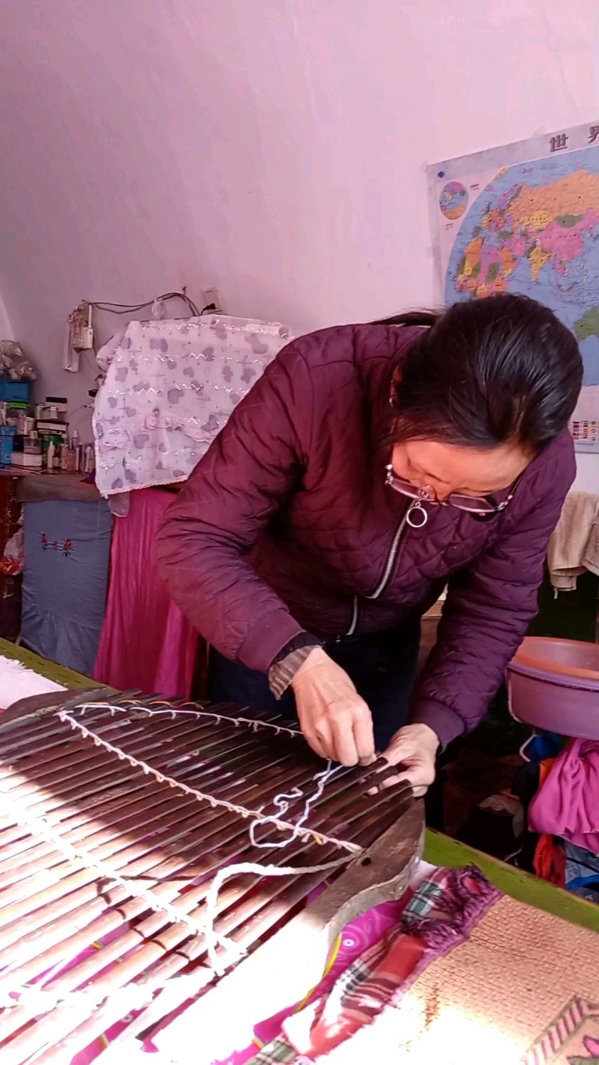 火炉上做砂锅片汤,热乎乎冒气,吃起来更香